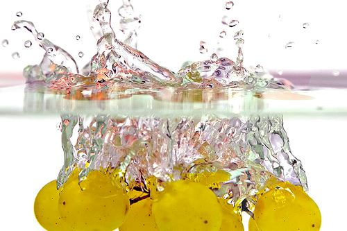 Grapes Splashing  in Water por AHMED....
